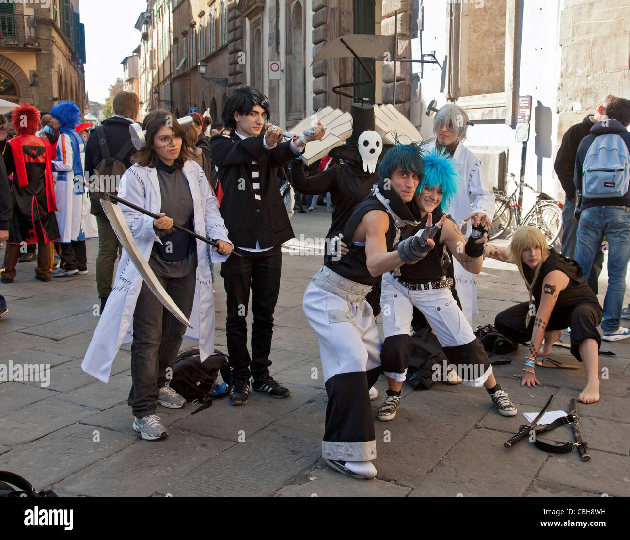Les jeunes gens habillés comme des caractères à partir de la mort de jeux vidéo Note : Lucca comics and games Festival, 2011 Toscane, Italie Banque D'Images