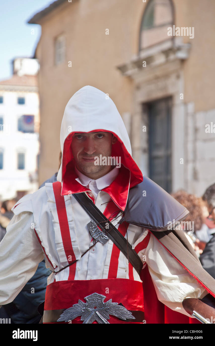 Jeune homme habillé comme Ezio du jeu vidéo Assassin's Creed 2 : Lucca comics and games Festival, 2011 Toscane, Italie Banque D'Images