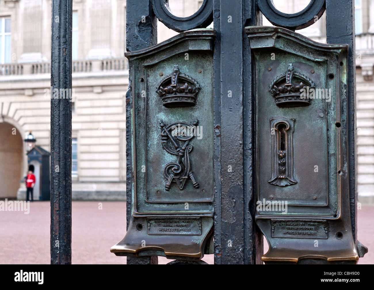 Fermer la vue sur des verrous sur les portes d'entrée avant de Buckingham Palace London UK Banque D'Images