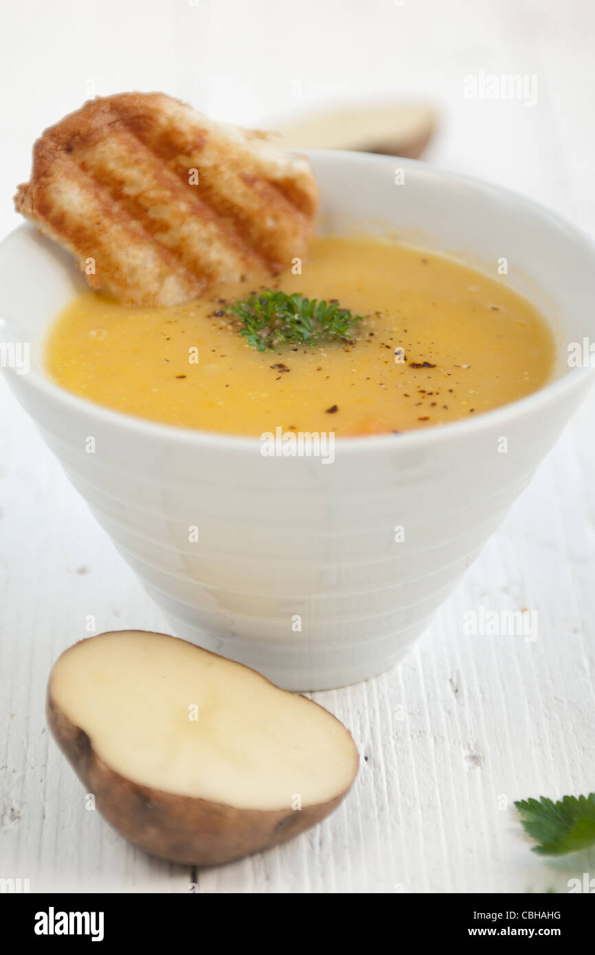 Crème végétarienne traditionnelle soupe de pommes de terre Banque D'Images