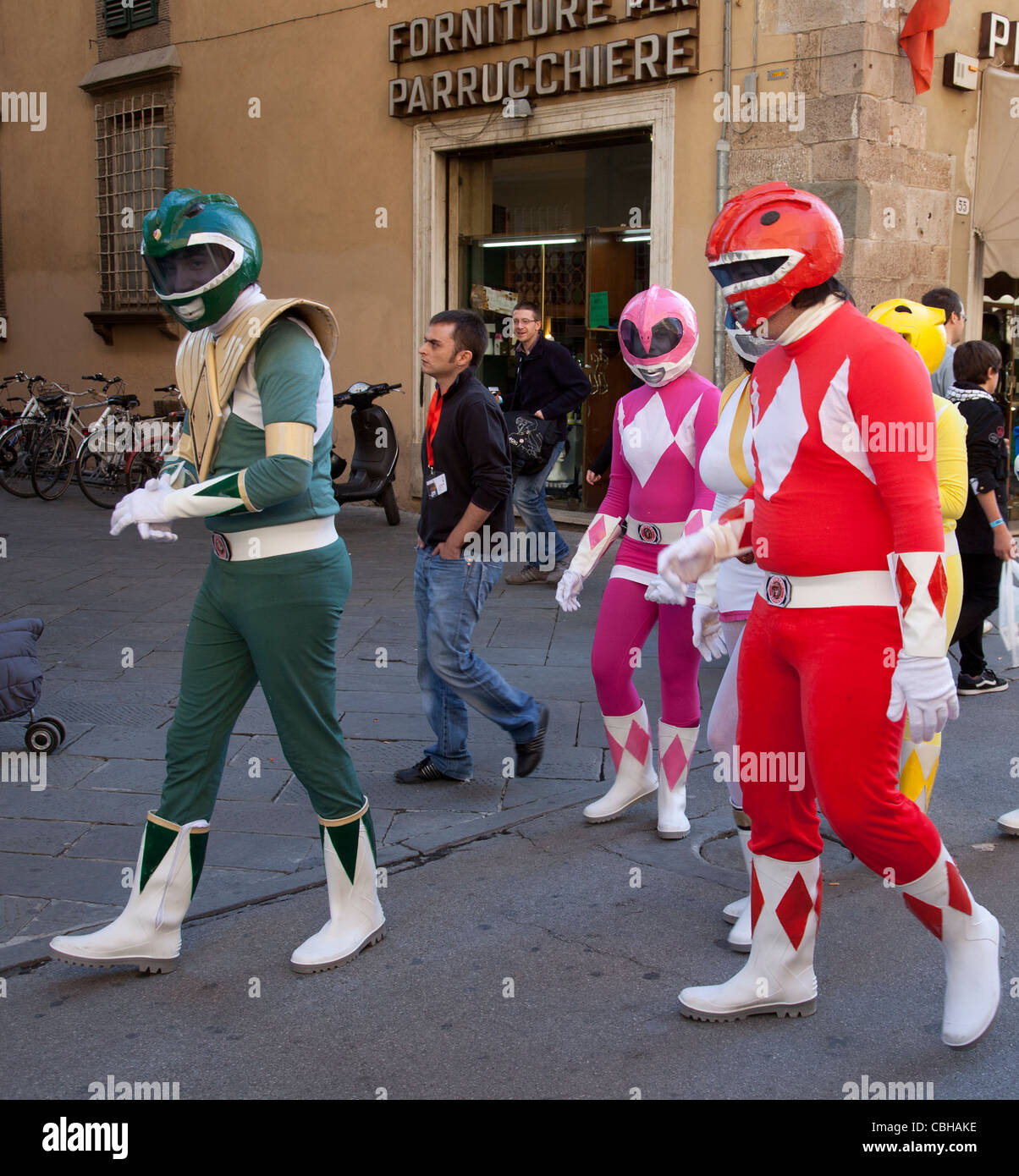 Des gens habillés comme Mighty Morphin' Power Rangers au cours de Lucca comics and games Festival, 2011 Toscane, Italie Banque D'Images