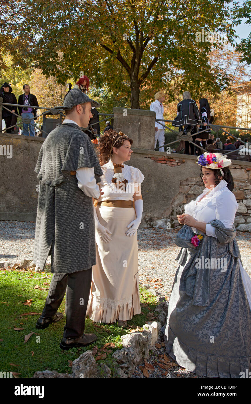 Jeunes au mur de la ville habillé comme Sherlock Holmes et d'autres personnages de l'époque Victorienne : Lucca comics and games Festival, 2011 Banque D'Images