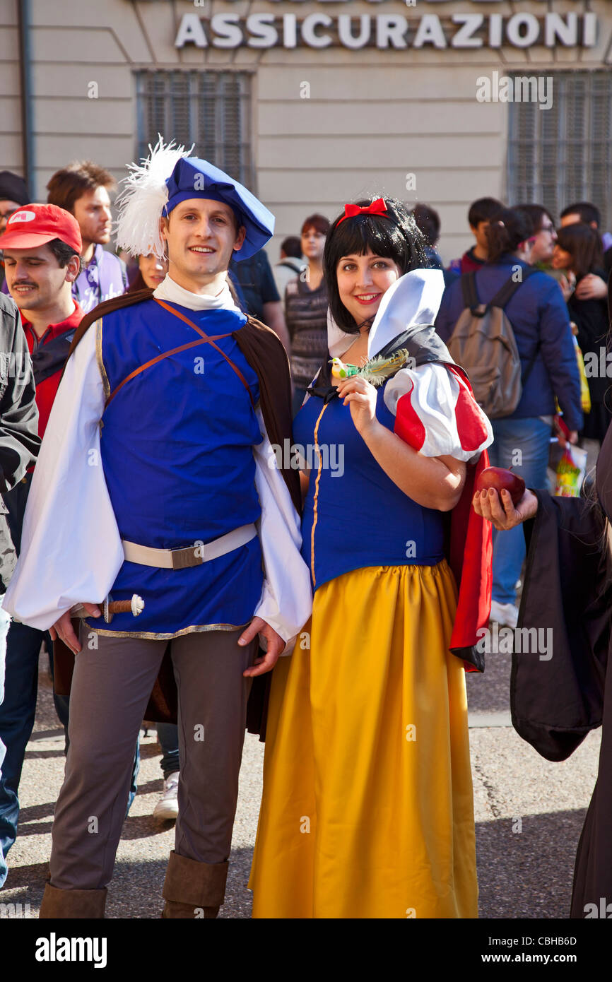 Les jeunes gens habillés comme Blanche Neige et son Prince lors de Lucca comics and games Festival, 2011 Toscane, Italie Banque D'Images