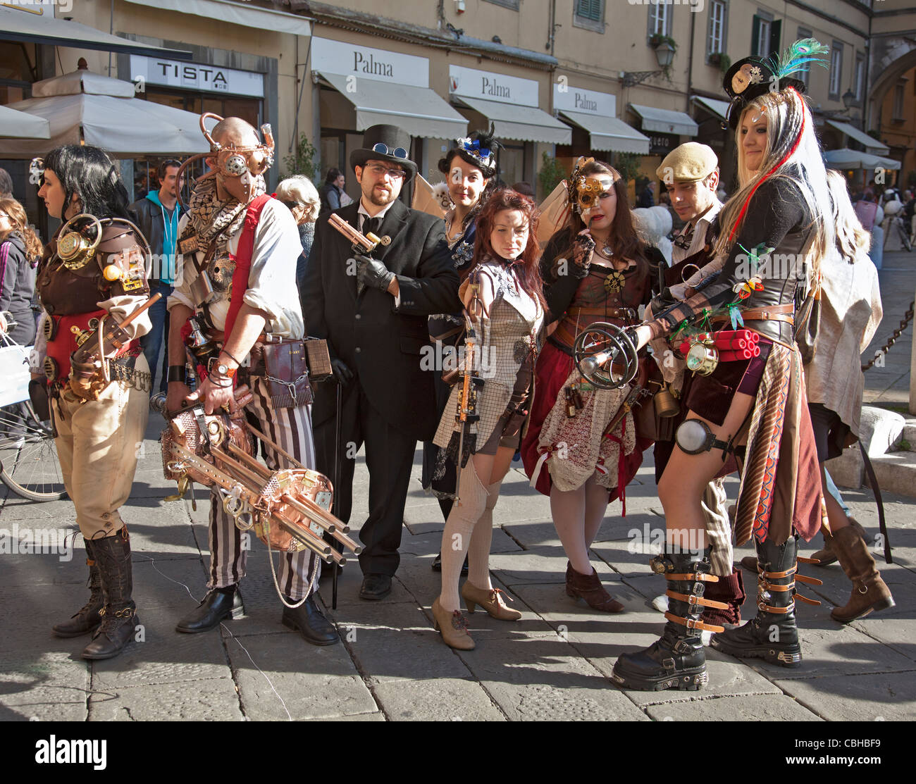 Les jeunes gens habillés comme des personnages de jeu vidéo Team Fortress, Lucca comics and games Festival, 2011 Banque D'Images
