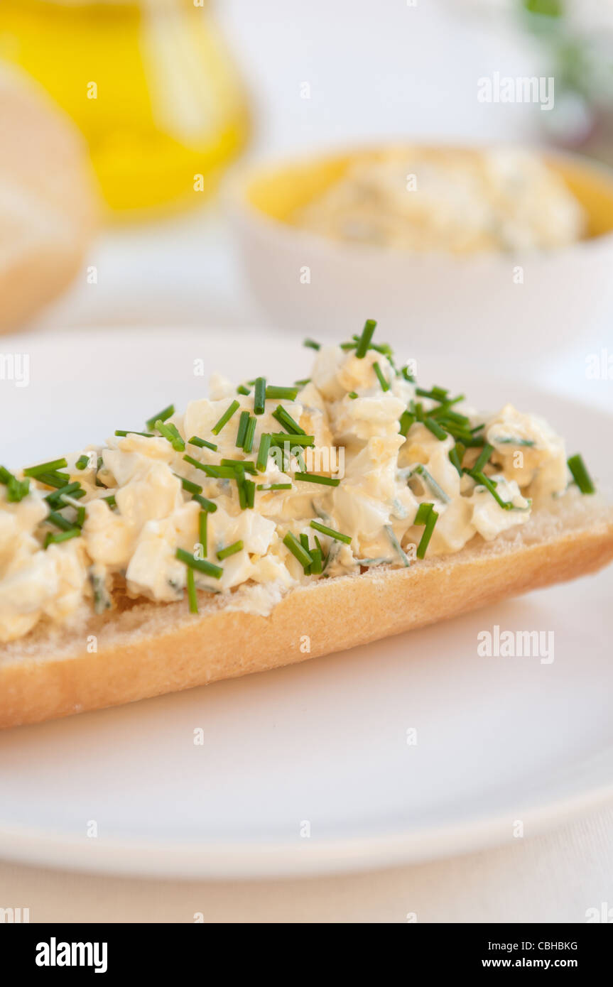 Les pâtes pour le petit-déjeuner pain à base d'œufs et la ciboulette et mayonaiise Banque D'Images