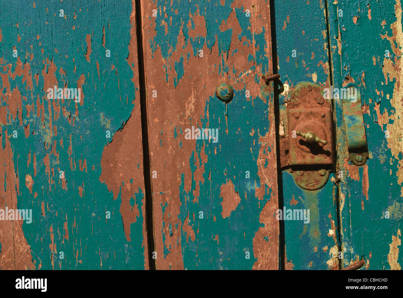 Porte en bois vintage avec le grunge lock et peinture de près. Utile comme arrière-plan pour les travaux de conception. Banque D'Images