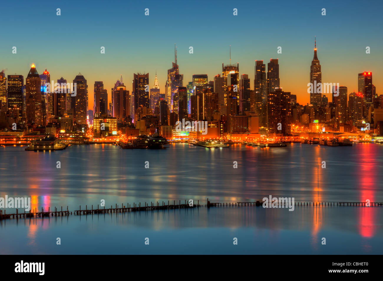 L'horizon de Manhattan pendant le crépuscule du matin, vue sur le fleuve Hudson à l'est du New Jersey. Banque D'Images