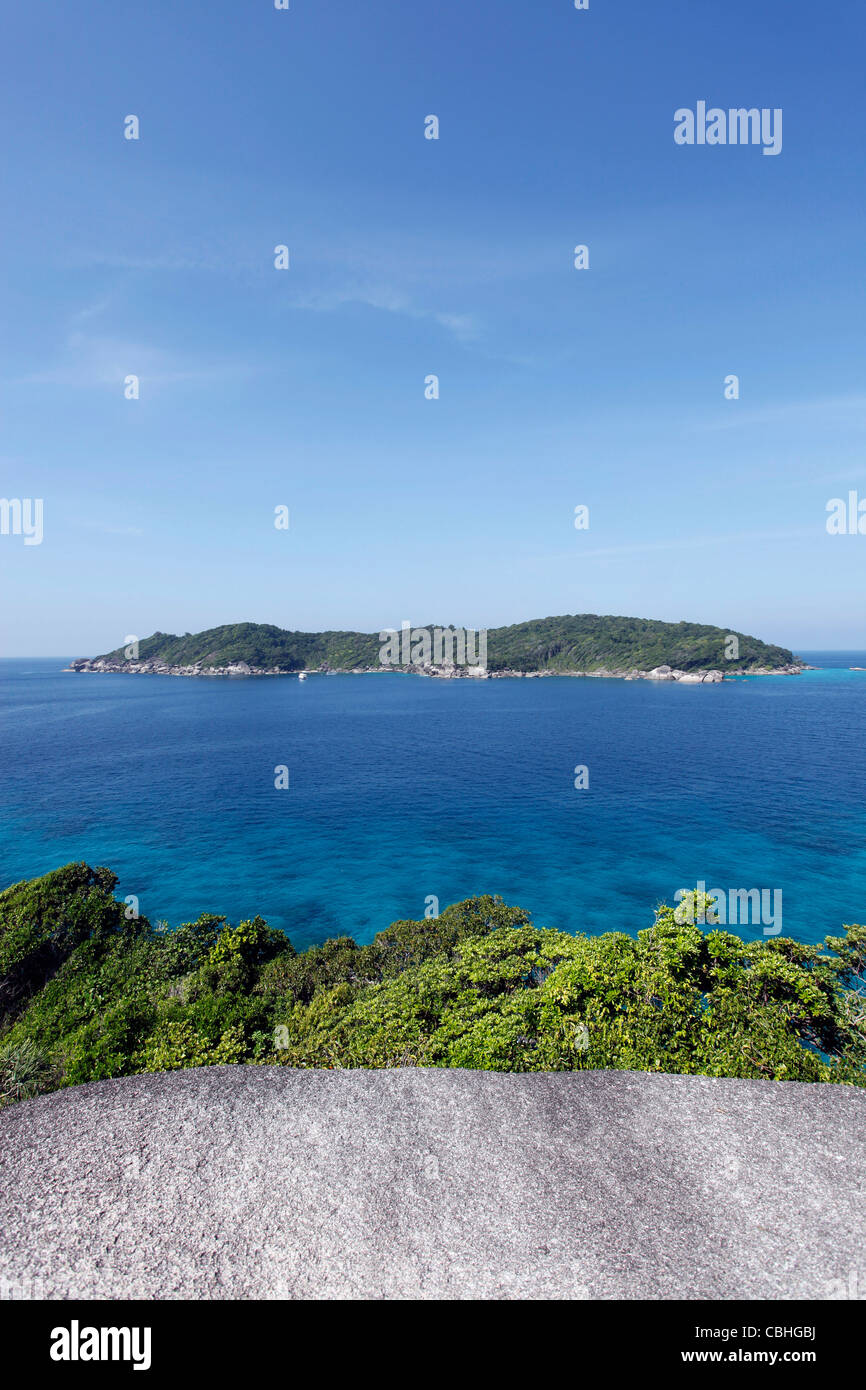 Vue depuis le rocher de voile de l'Île Similan Ba-Ngu dans les îles Similan, Phang-Nga, près de Phuket, Thaïlande Banque D'Images