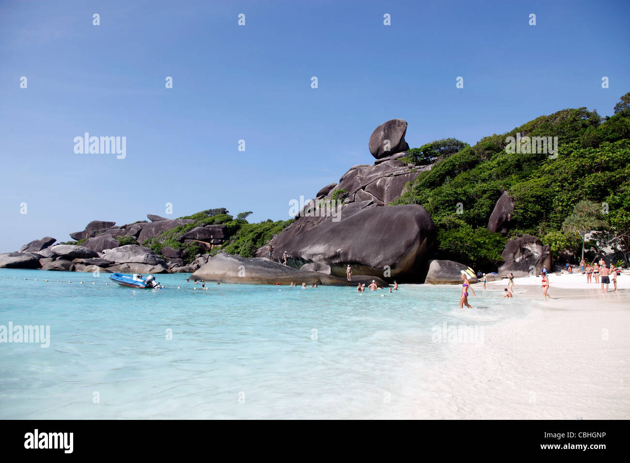 Bateau et voile Rock sur Similan dans les îles Similan, Phang-Nga, près de Phuket, Thaïlande Banque D'Images