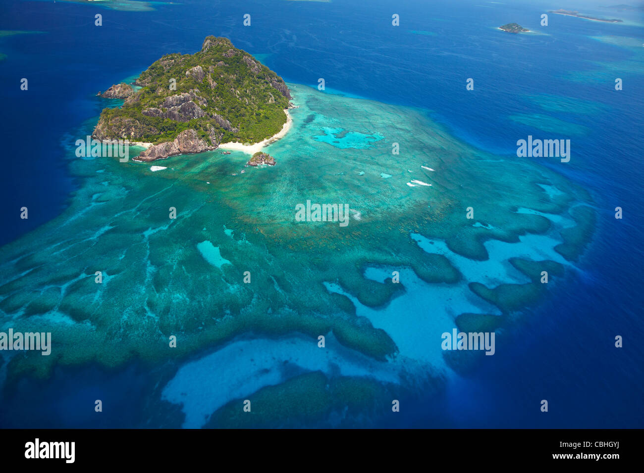 Monuriki Island et de récifs coralliens, Bay Islands, Fidji, Pacifique Sud - vue aérienne Banque D'Images