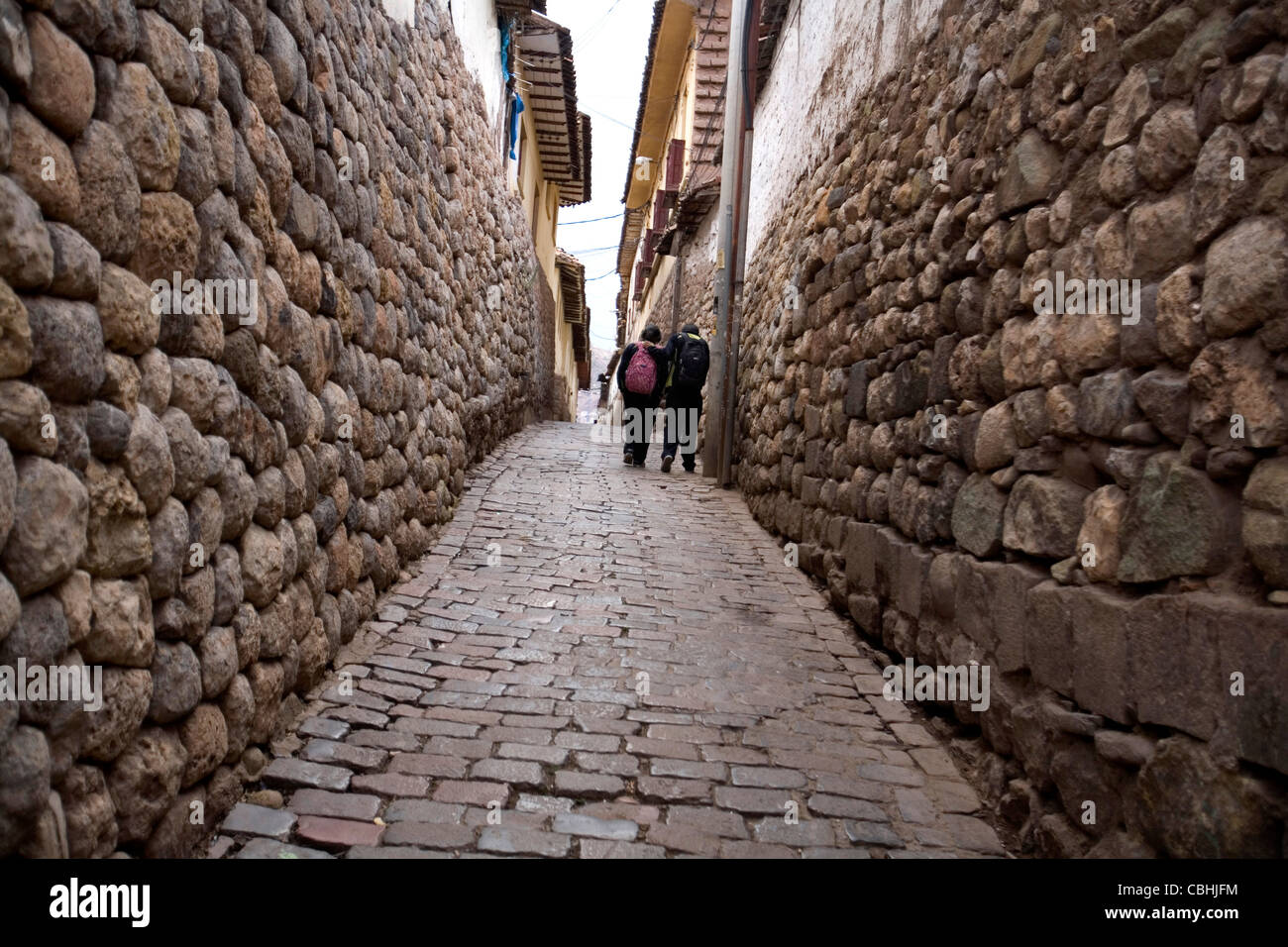 Ruelle étroite avec les pierres que les murs à Cusco, Cuzco, Peru' Banque D'Images