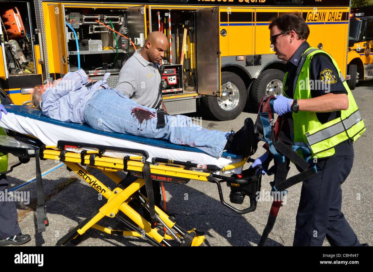 Les Sauveteurs se préparent à prendre une personne blessée à une ambulance en attente à Glendale, Arizona Banque D'Images