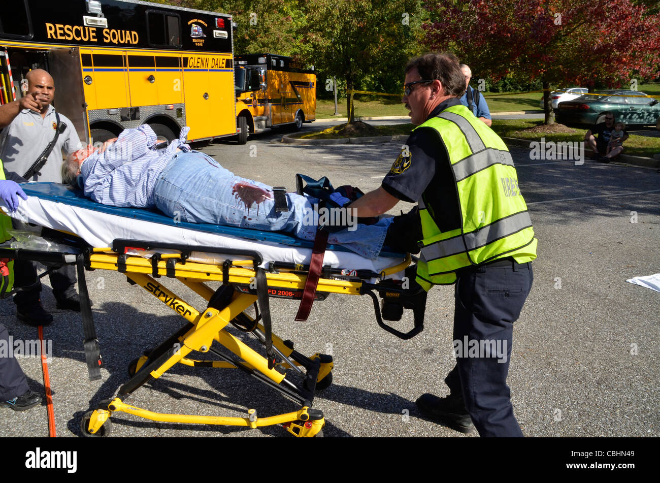 Les sauveteurs prendre une personne blessée à une ambulance en attente à Glendale, Arizona Banque D'Images