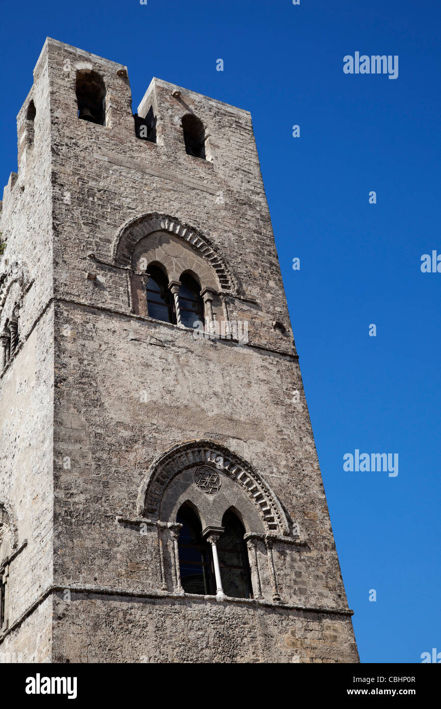 L'ancien campanile dans la montagne ville Erice, Sicile. Banque D'Images