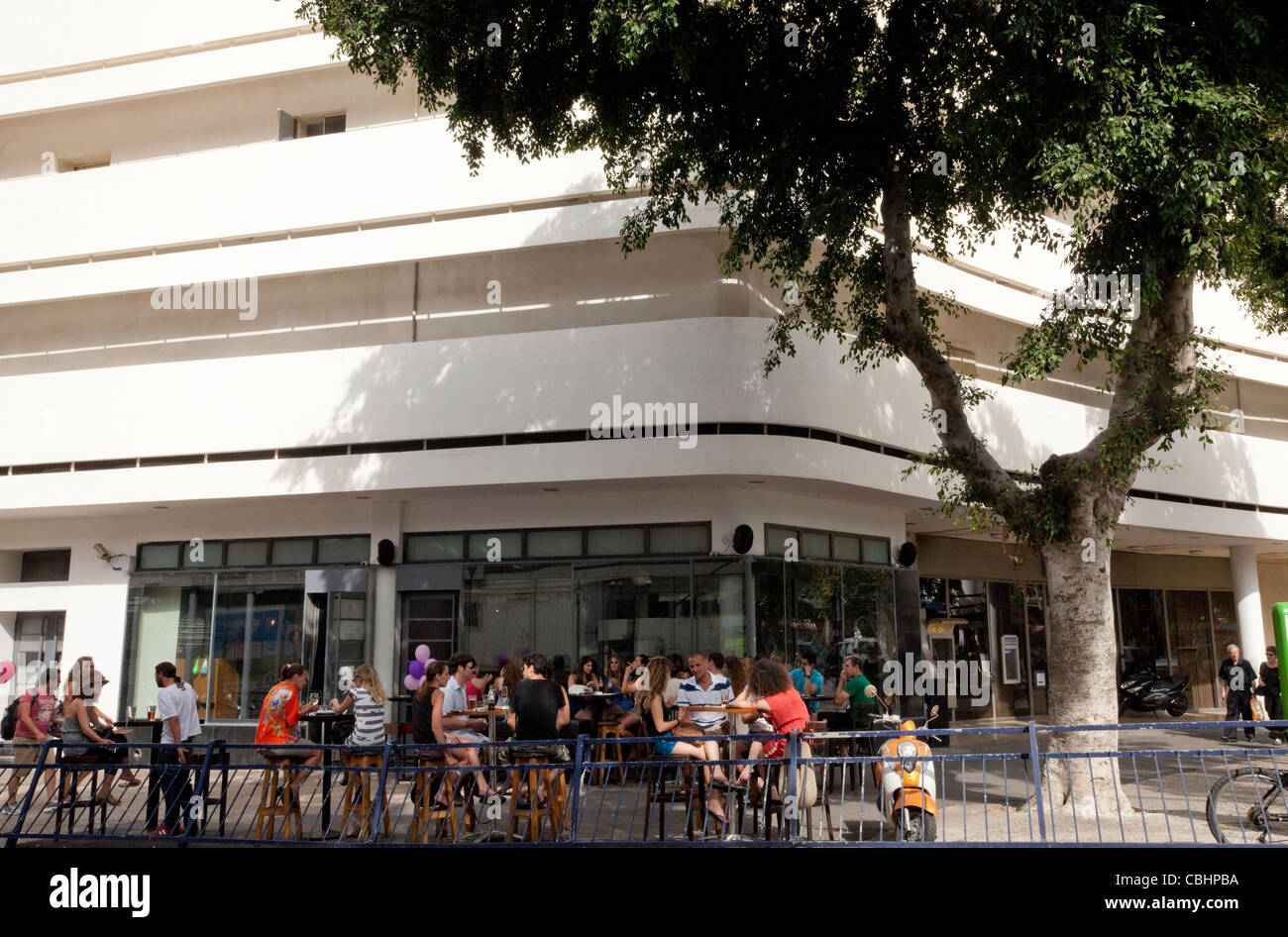 La terrasse d'un café à l'extérieur d'un bâtiment du Bauhaus à Tel Aviv ISRAËL Banque D'Images