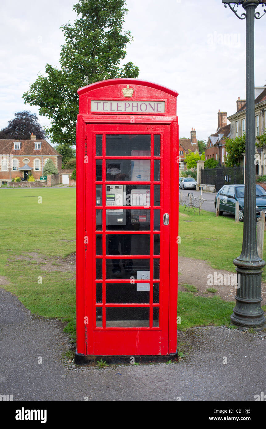 K6 téléphone rouge fort dans la cathédrale de Salisbury Fermer Banque D'Images