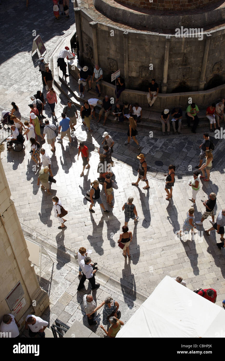 Le tourisme À PIED PASSÉ GRANDE FONTAINE SUR ONOFRIOS & STRADUN PLACA LA VIEILLE VILLE DE DUBROVNIK CROATIE 05 Octobre 2011 Banque D'Images
