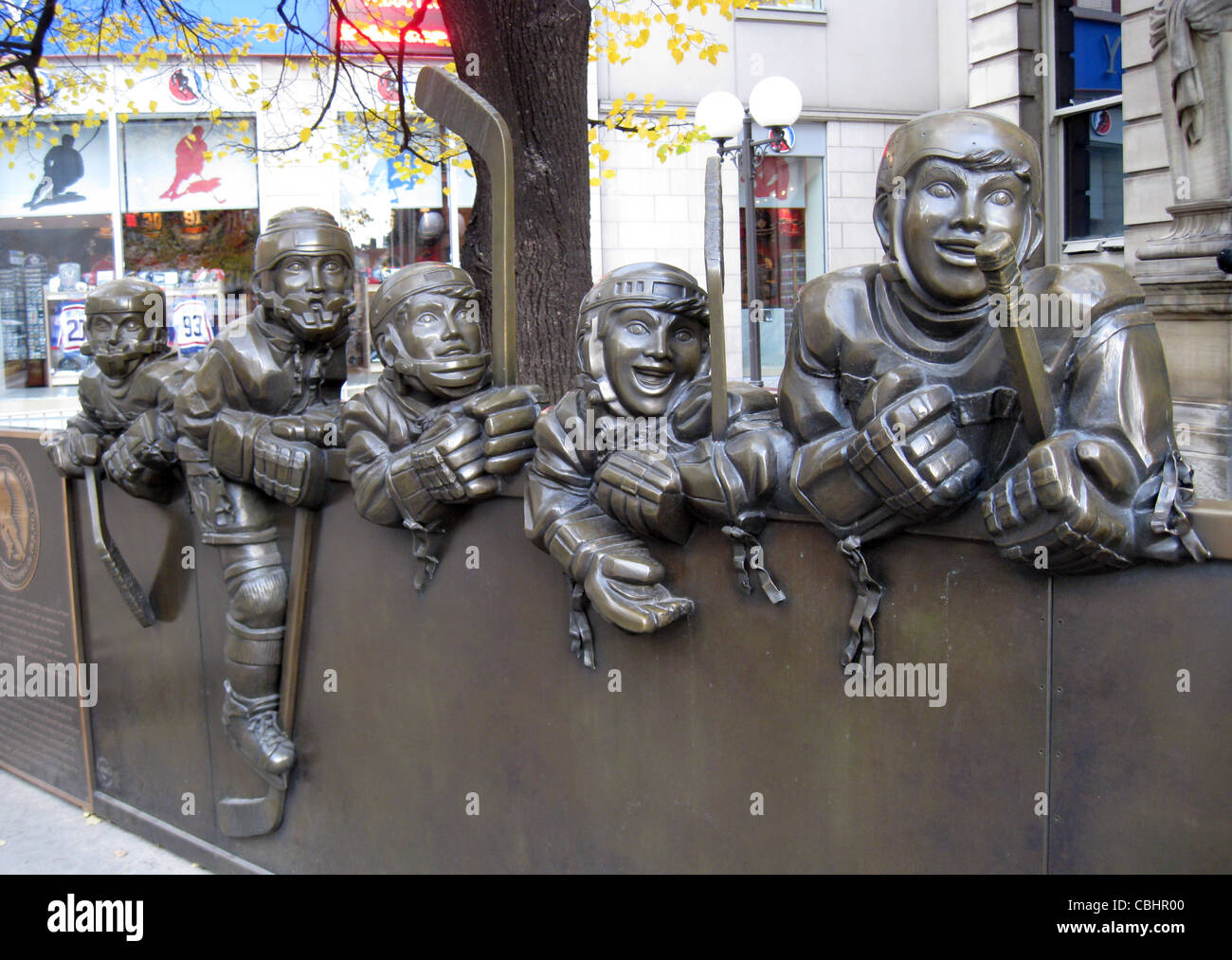 De LA RENOMMÉE DU HOCKEY, à Toronto. Sculpture de joueurs à l'extérieur du musée. Photo Tony Gale Banque D'Images