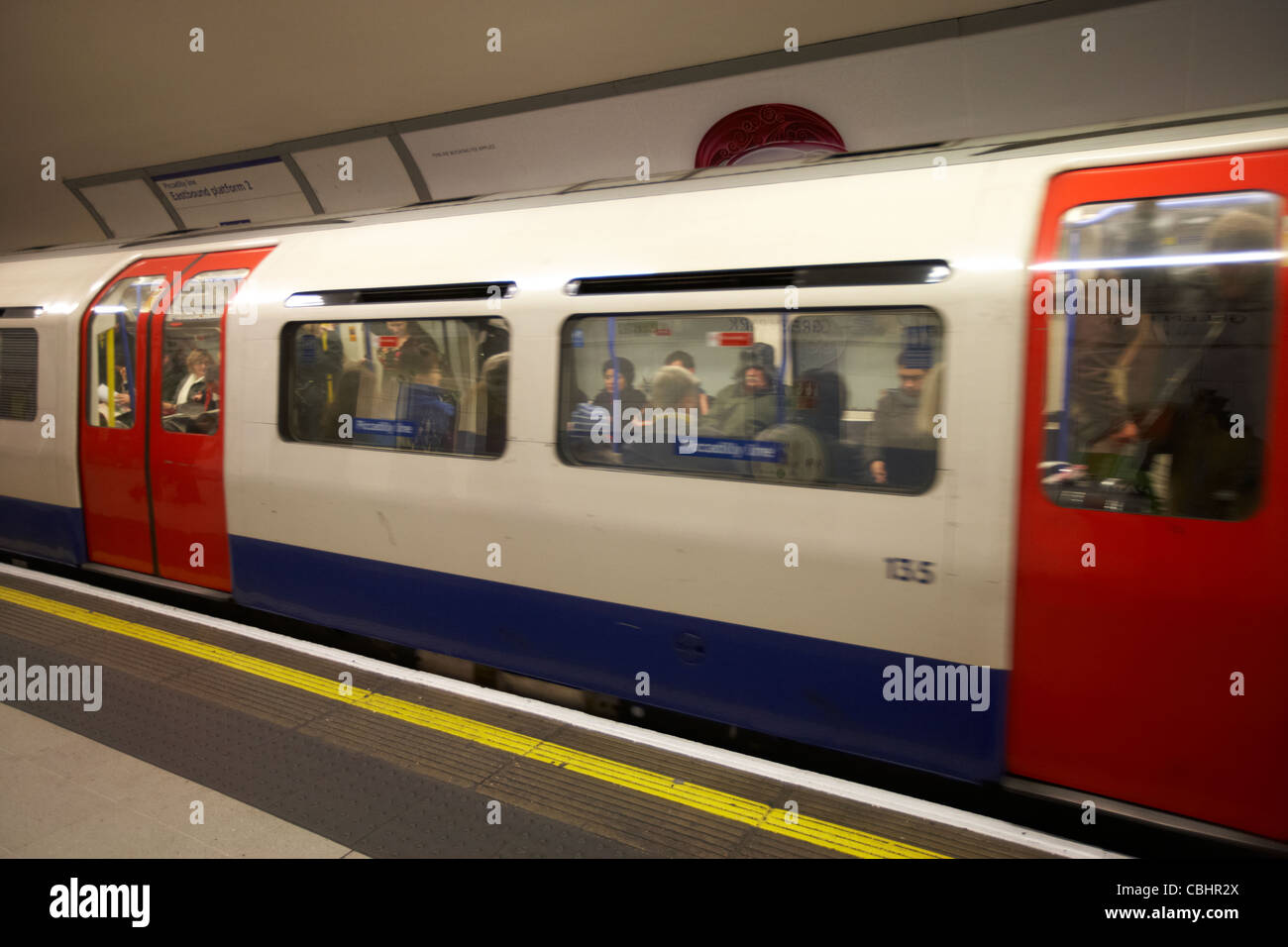 Ligne Piccadilly london underground tube train de quitter la plate-forme Angleterre Royaume-Uni uk motion action du mouvement Banque D'Images