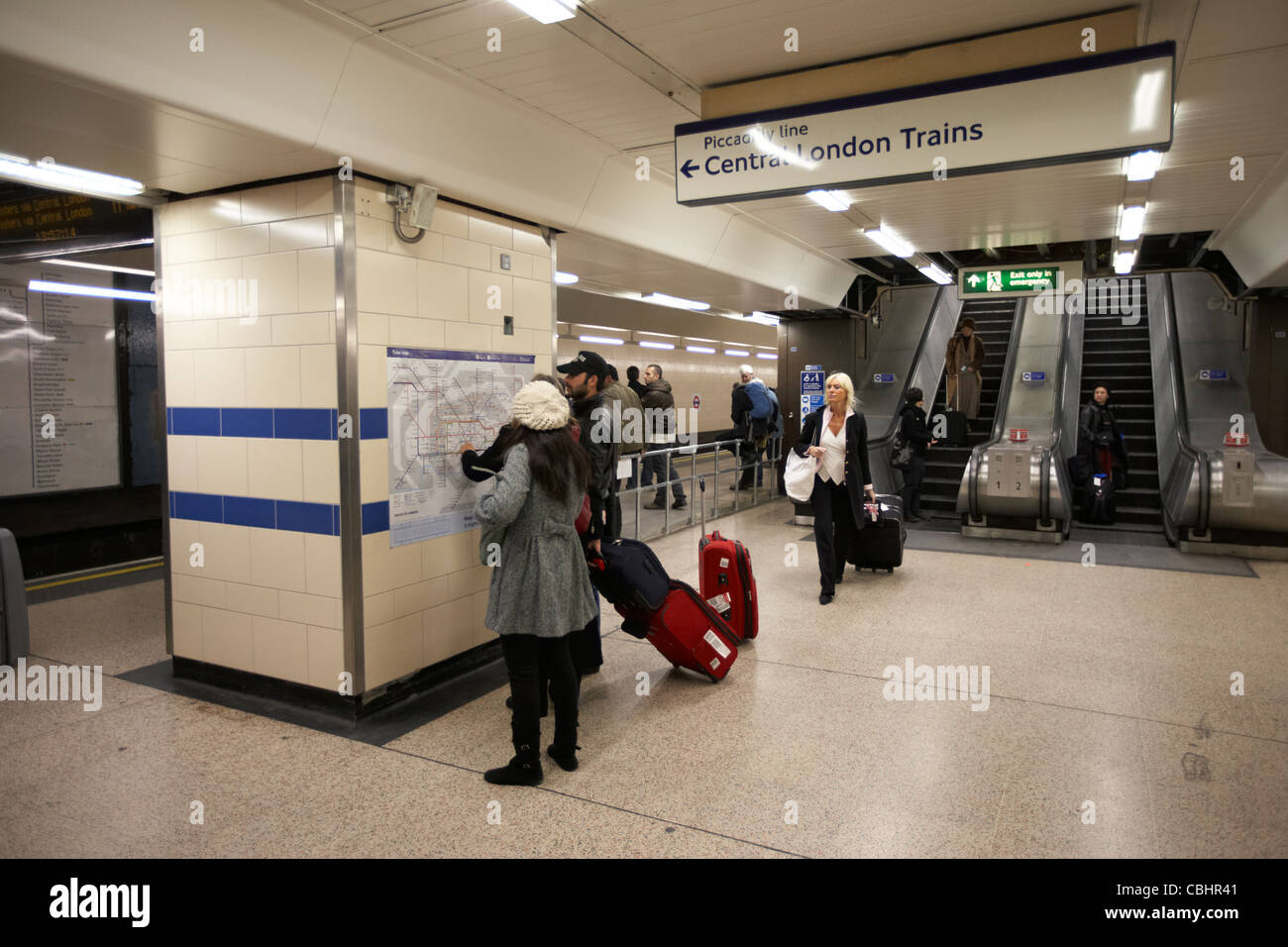 Les touristes consulting carte tube à la station de métro d'Heathrow de Londres Angleterre Royaume-Uni uk Banque D'Images
