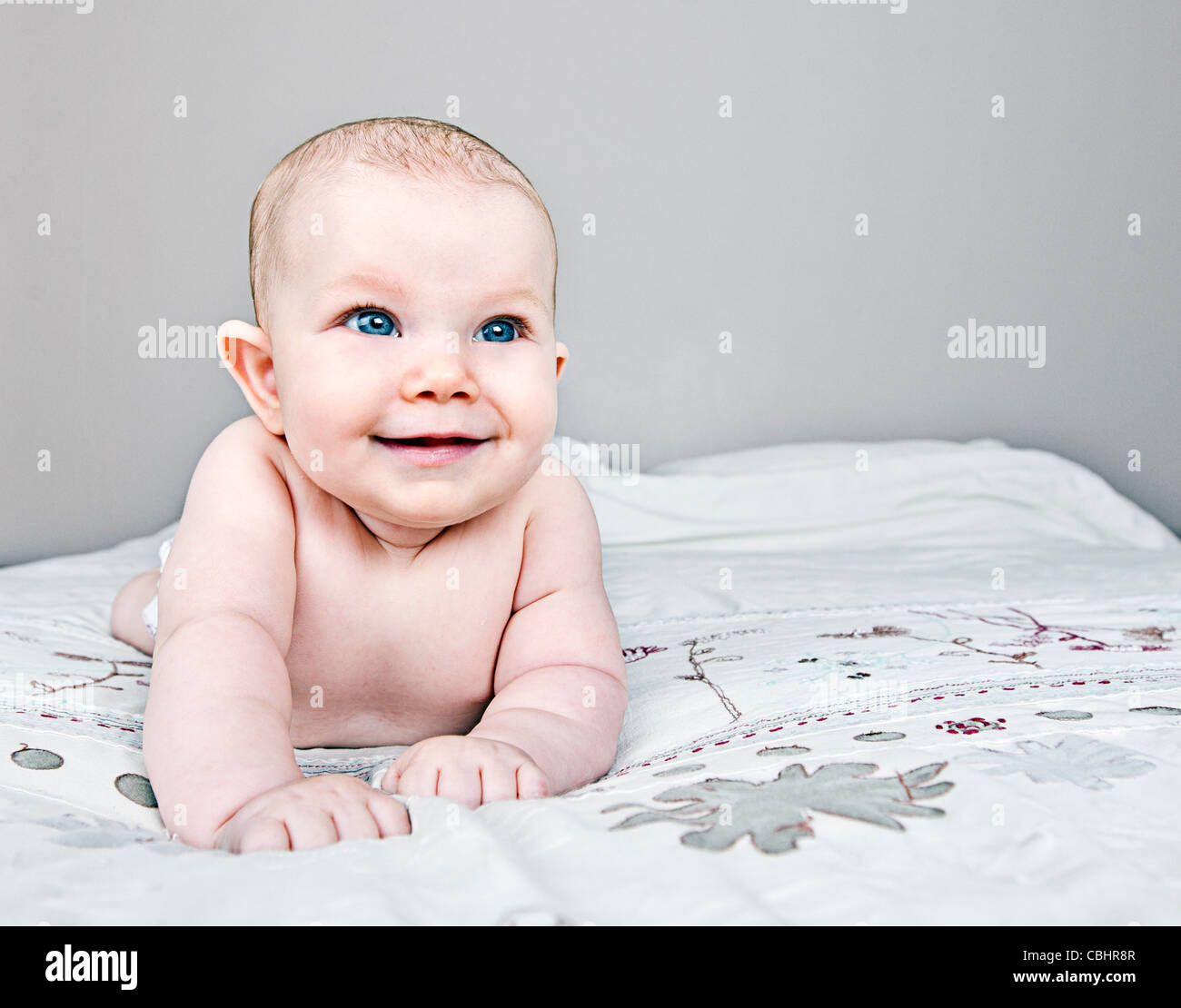 Beau Bébé on Bed Banque D'Images