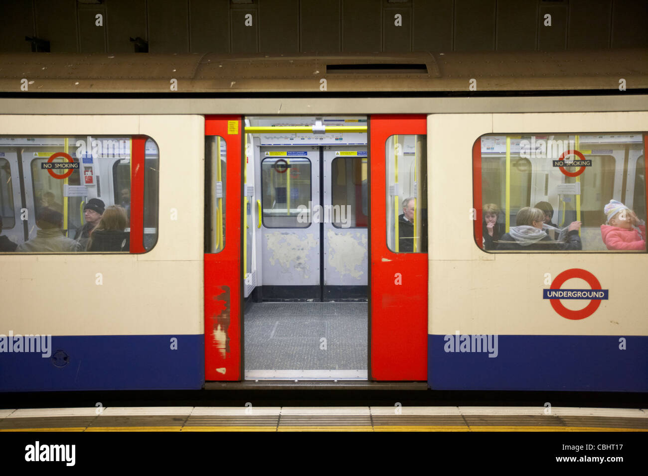 La fermeture des portes du train de tube assis à la station métro de Londres Angleterre Royaume-Uni uk Banque D'Images