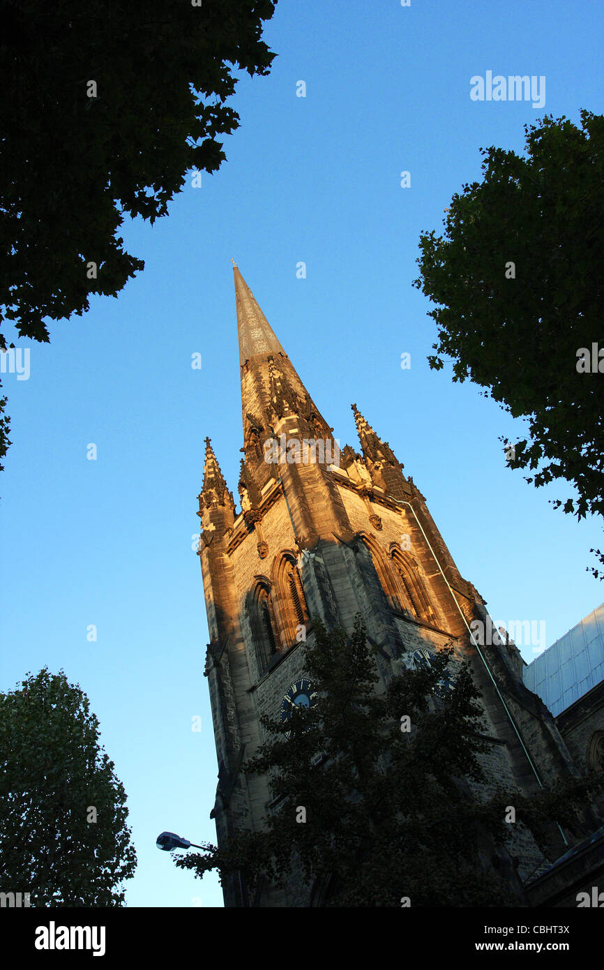 Le clocher de Saint Stephen's Church à Rochester Row, Londres, vu ici en plein soleil. Banque D'Images