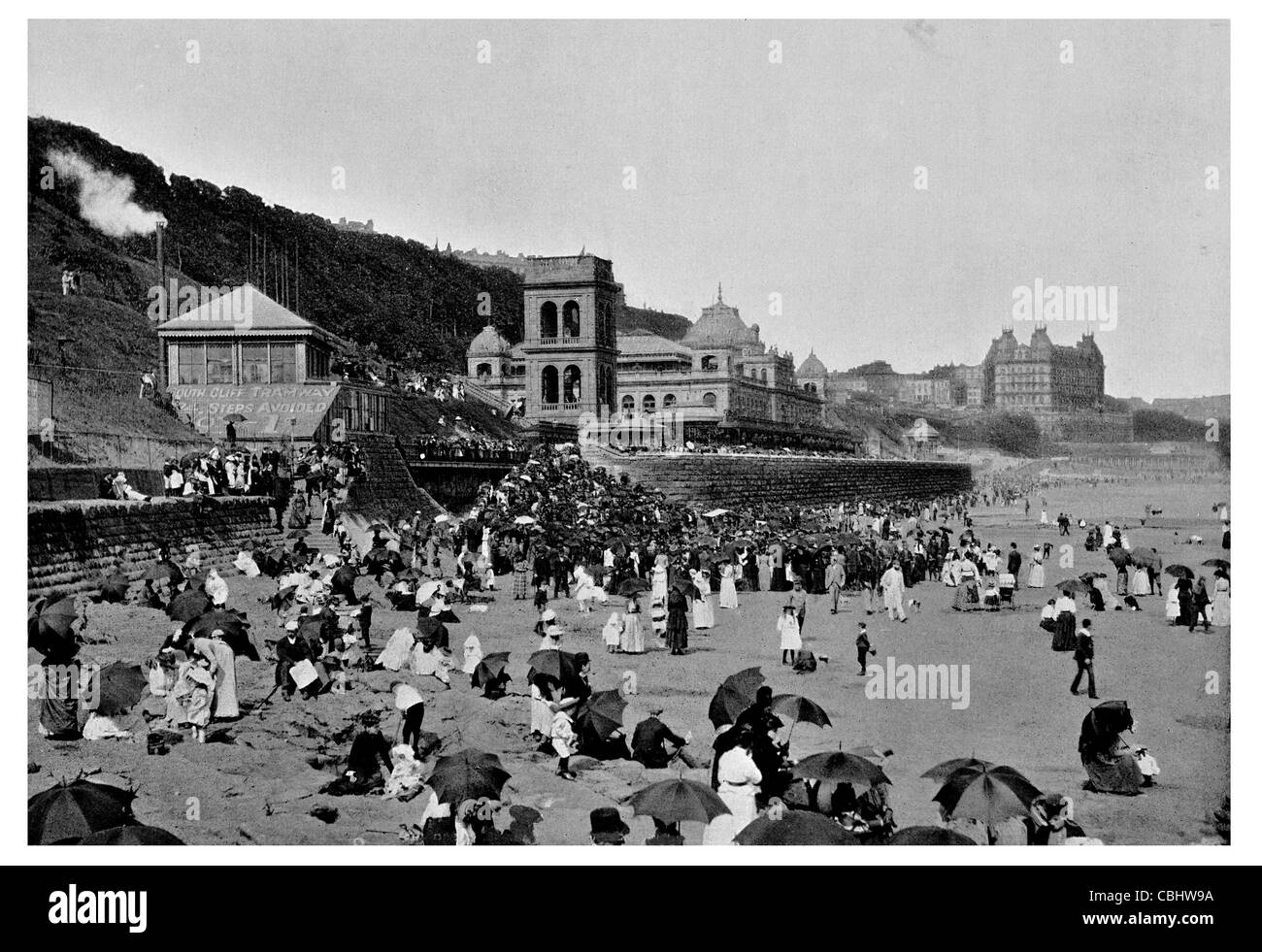 Scarborough Beach North Yorkshire Angleterre falaises calcaires pointe holiday resort Promenade esplanade umbrella journée ensoleillée Banque D'Images