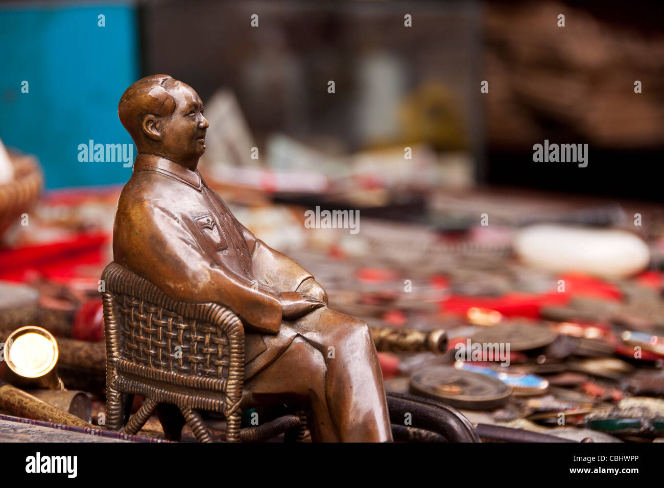 Statuette en bronze de Mao dans un marché d'antiquités chinoises Banque D'Images