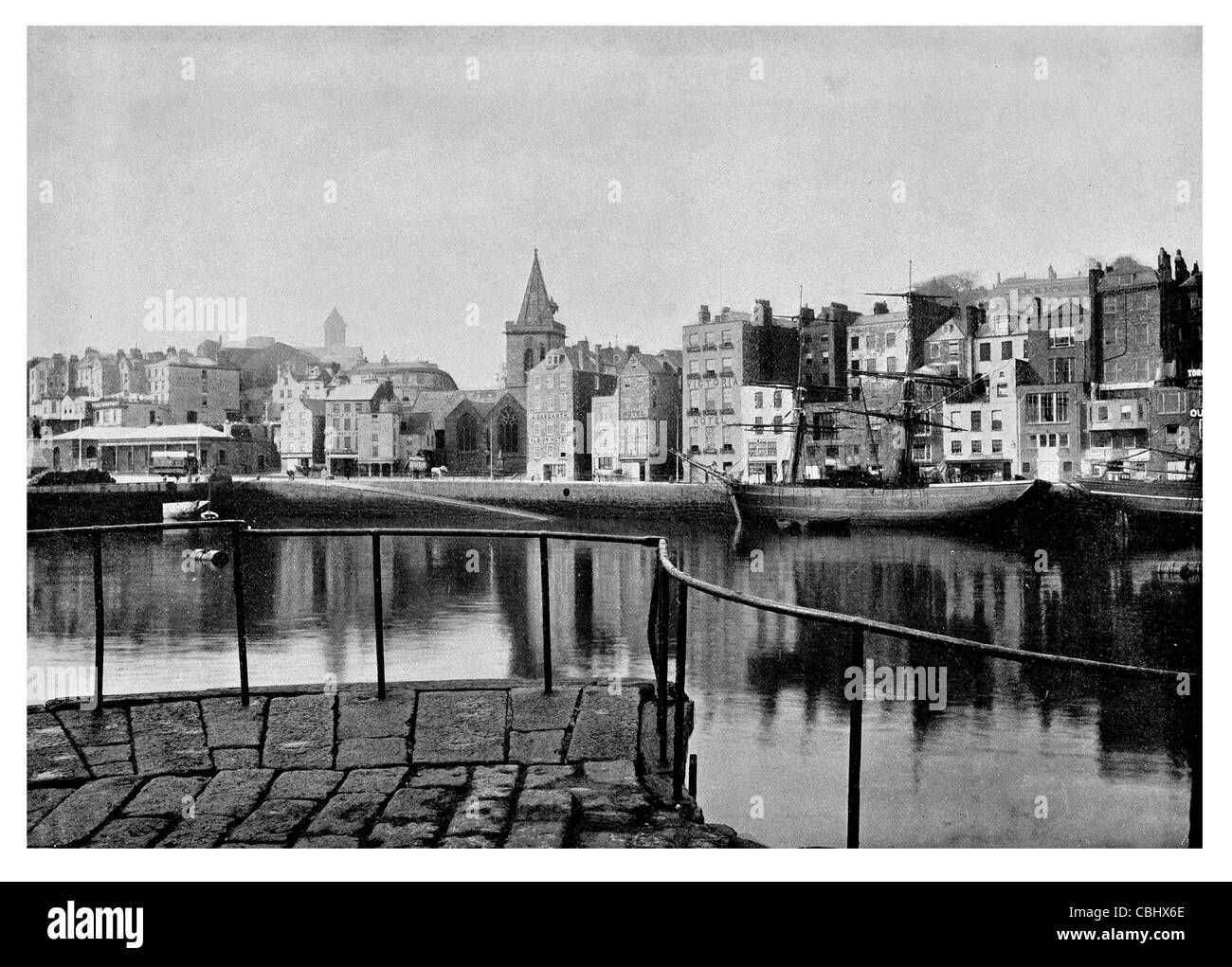 Bailliage Guernesey port quai quai du vieux port de pêche de l'industrie de la flotte de chalutiers entrepôts entrepôt église dockland Banque D'Images