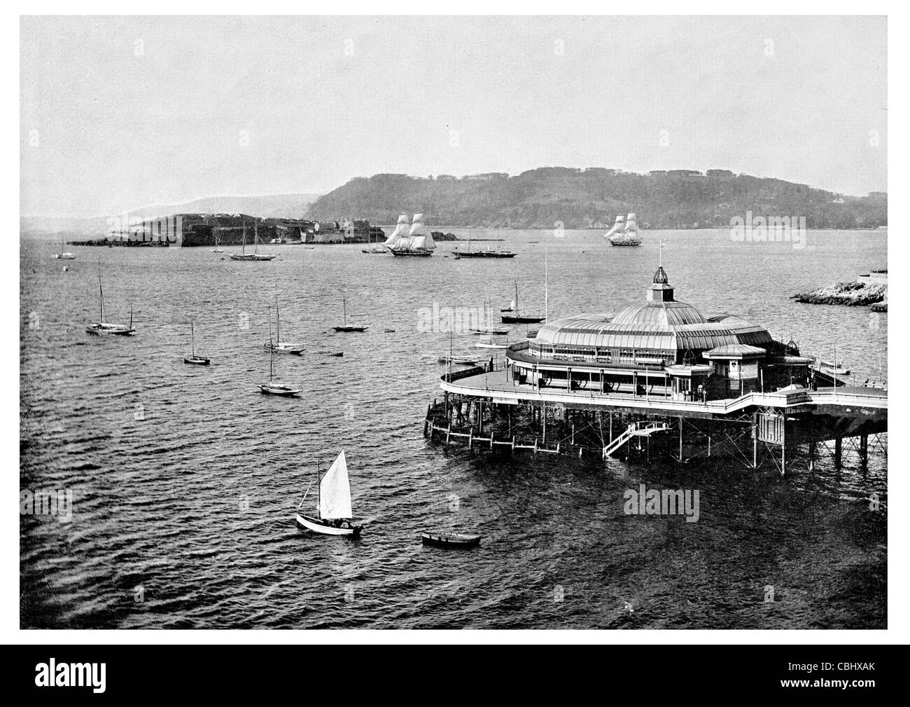 Plymouth Devon, Angleterre jetée promenade esplanade bateau à voile port de plaisance Bateau de pêche amarré amarrage Banque D'Images