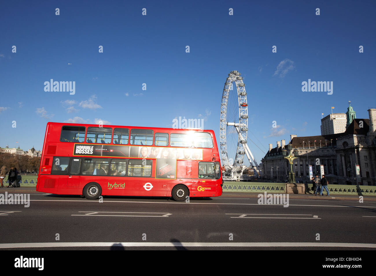 Électrique hybride london bus à impériale rouge transports traversant le pont de Westminster angleterre Royaume-Uni Royaume-Uni zone de faibles émissions lez Banque D'Images