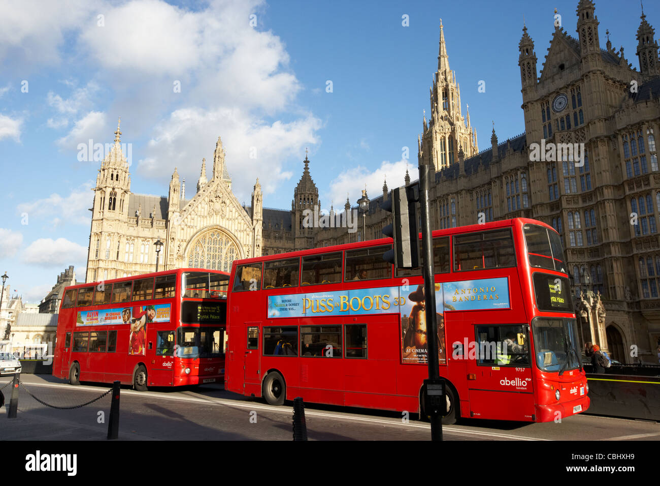 Deux bus à impériale rouge london transport public devant les maisons du parlement Angleterre Royaume-Uni uk Banque D'Images