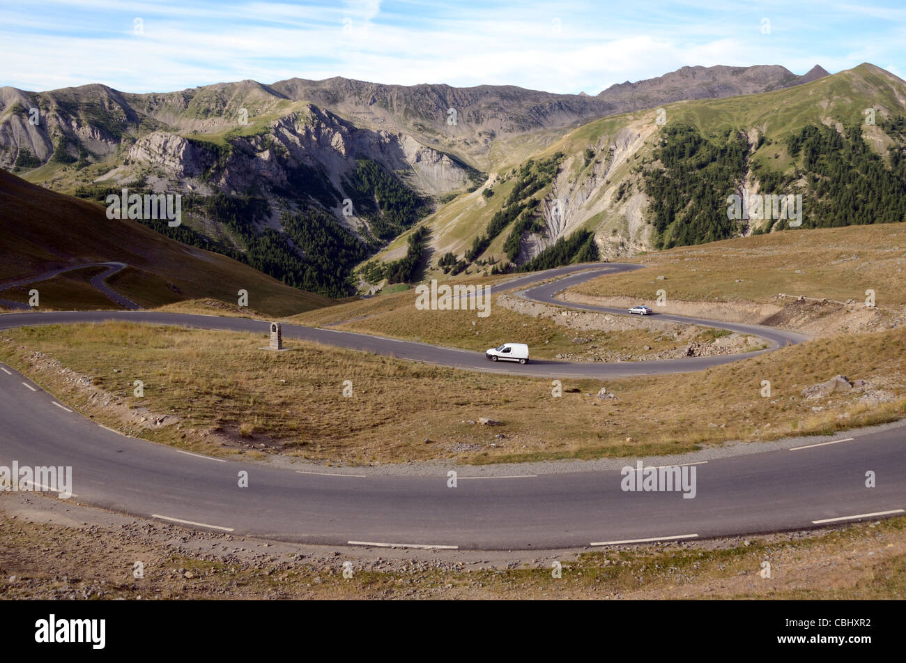 La route de la Bonette, l'une des routes les plus hautes d'Europe, les Alpes françaises, en France, tourne en épingle à cheveux ou en épingle à cheveux Banque D'Images