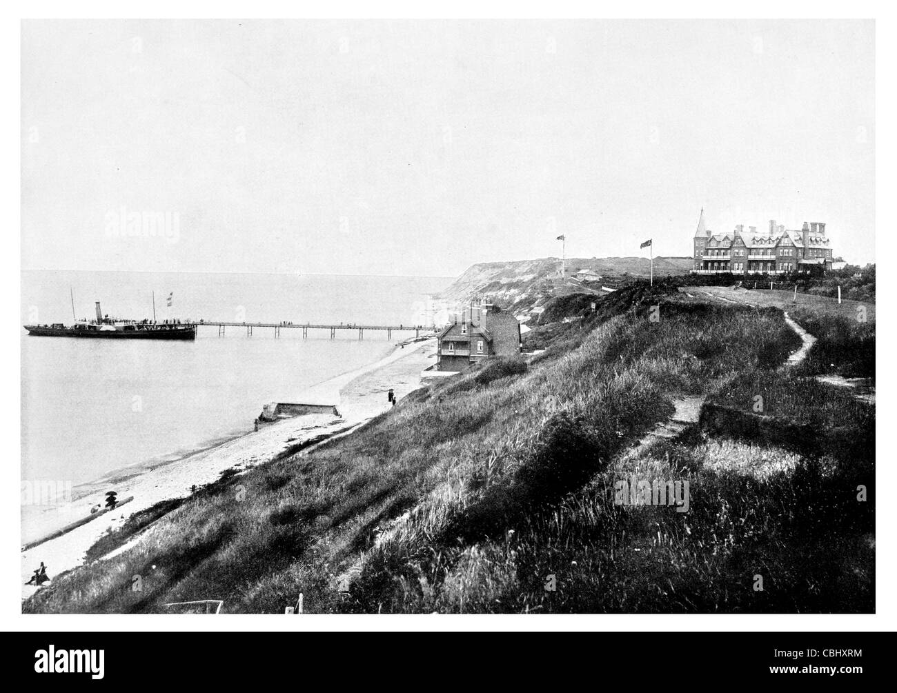 Totland Bay Ile de Wight Angleterre station de sauvetage de la plage de dunes de sable jetée ferry à vapeur steamer steamship Banque D'Images