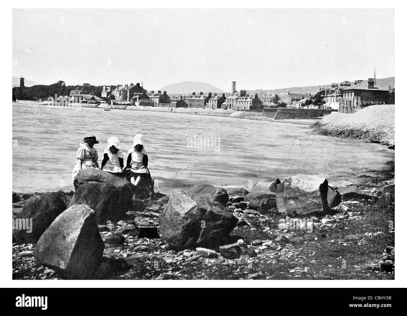 Orient Bay Helensburgh Argyll Bute Ecosse Firth of Clyde shore Gareloch enfants costume filles girl beach bay Banque D'Images
