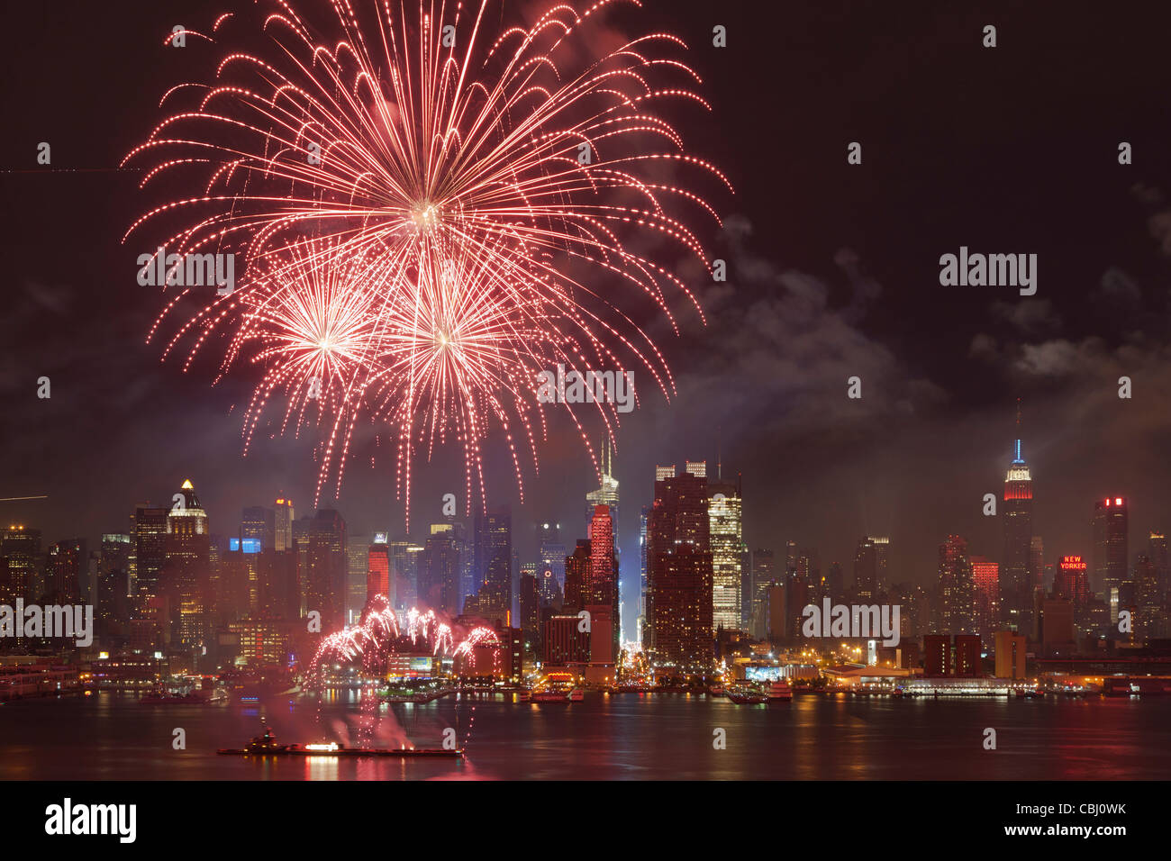Macy's le 4 juillet feux d'artifice le ciel au centre ville de Manhattan et de la rivière Hudson à New York. Banque D'Images