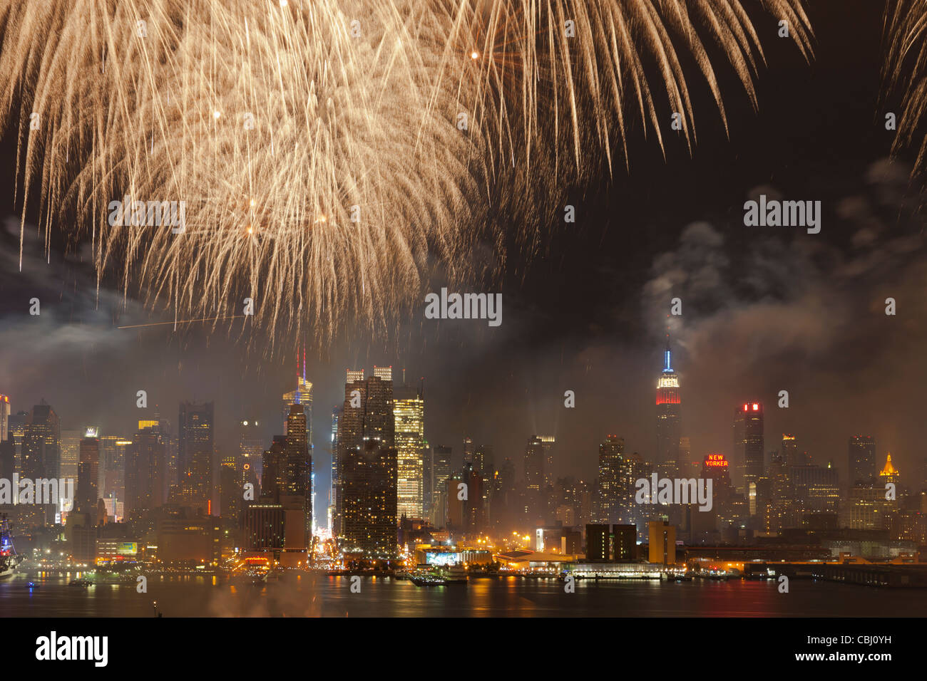 Macy's le 4 juillet feux d'artifice le ciel au centre ville de Manhattan et de la rivière Hudson à New York. Banque D'Images