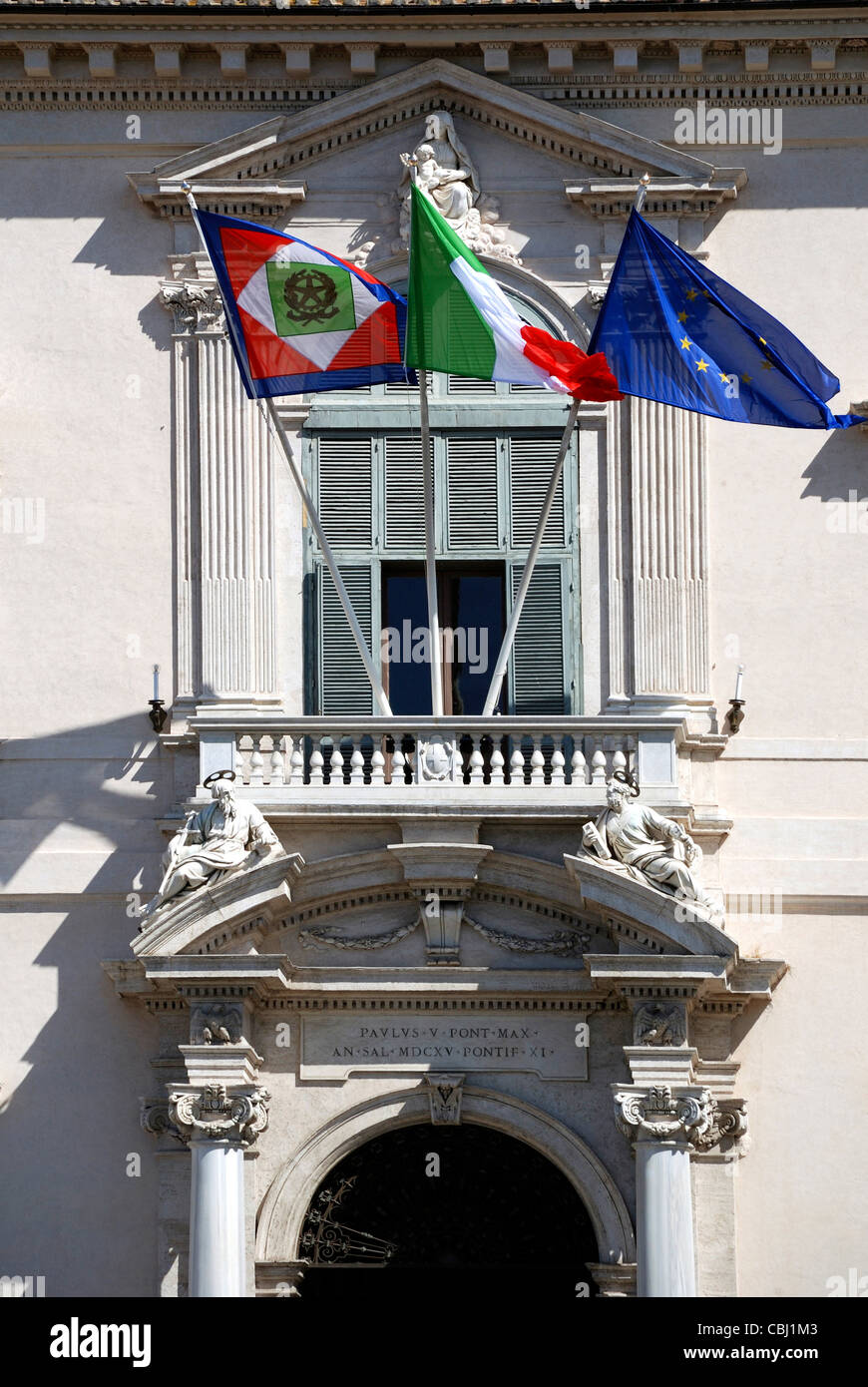 Les drapeaux sur le palais du Quirinal à Rome - Résidence du président italien. Banque D'Images