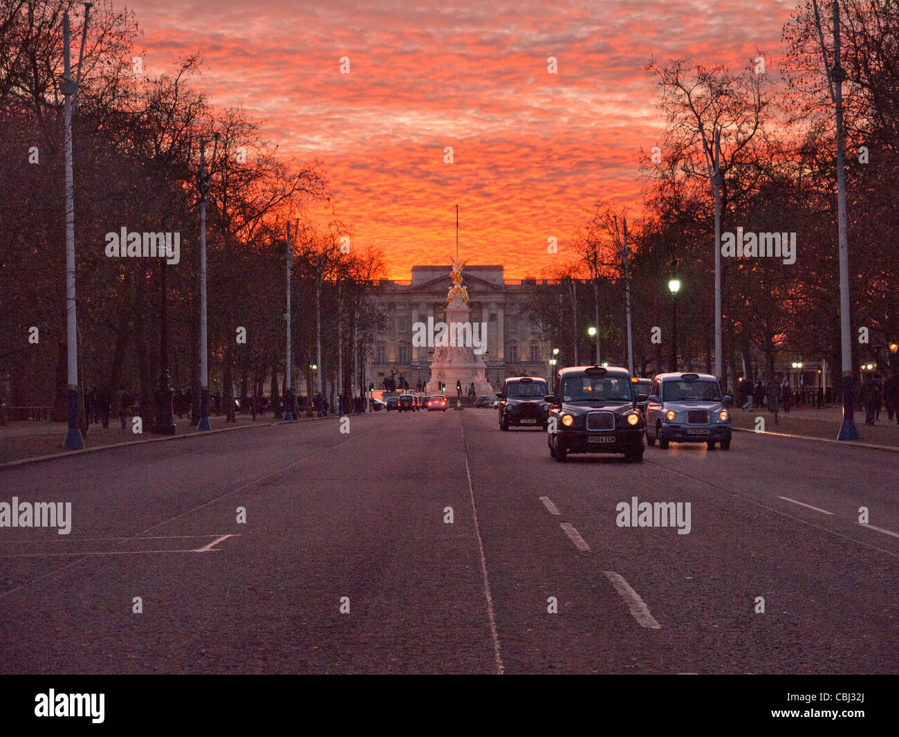 Le Mall, Londres avec Fiery red coucher de soleil sur le palais de Buckingham et les taxis Banque D'Images