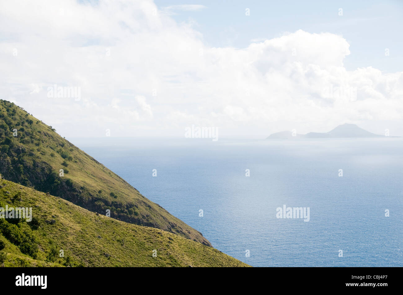 Antilles Néerlandaises Saba mountain cliff view de Saint-eustache en distance île néerlandaise des Caraïbes Banque D'Images