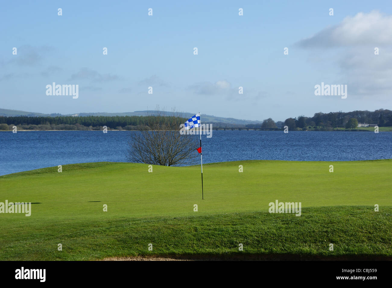 Vue panoramique sur un terrain de golf de lac sur l'arrière-plan Banque D'Images