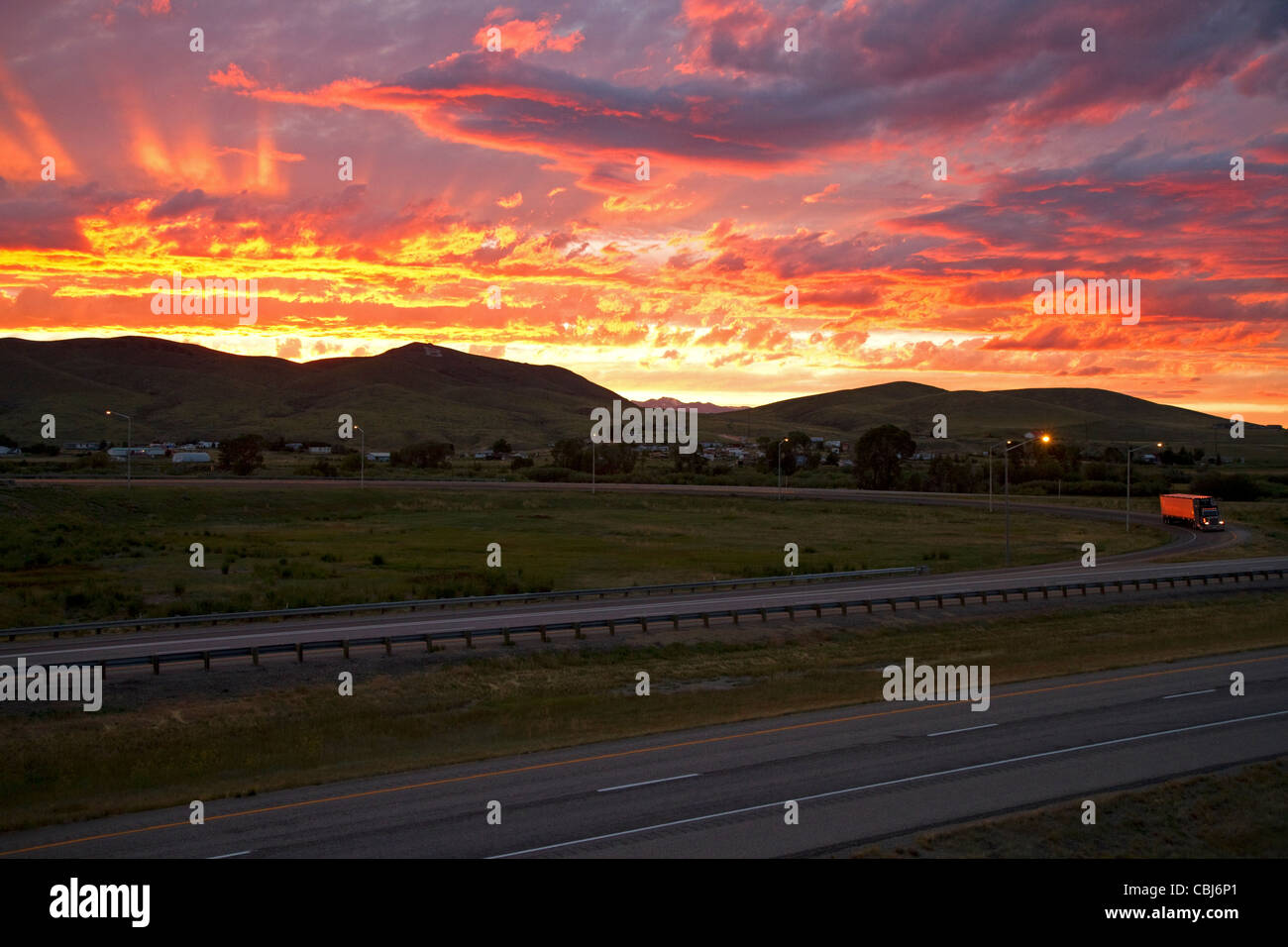 Coucher du soleil le long de l'Interstate 15 près de Dillon, Montana, USA. Banque D'Images