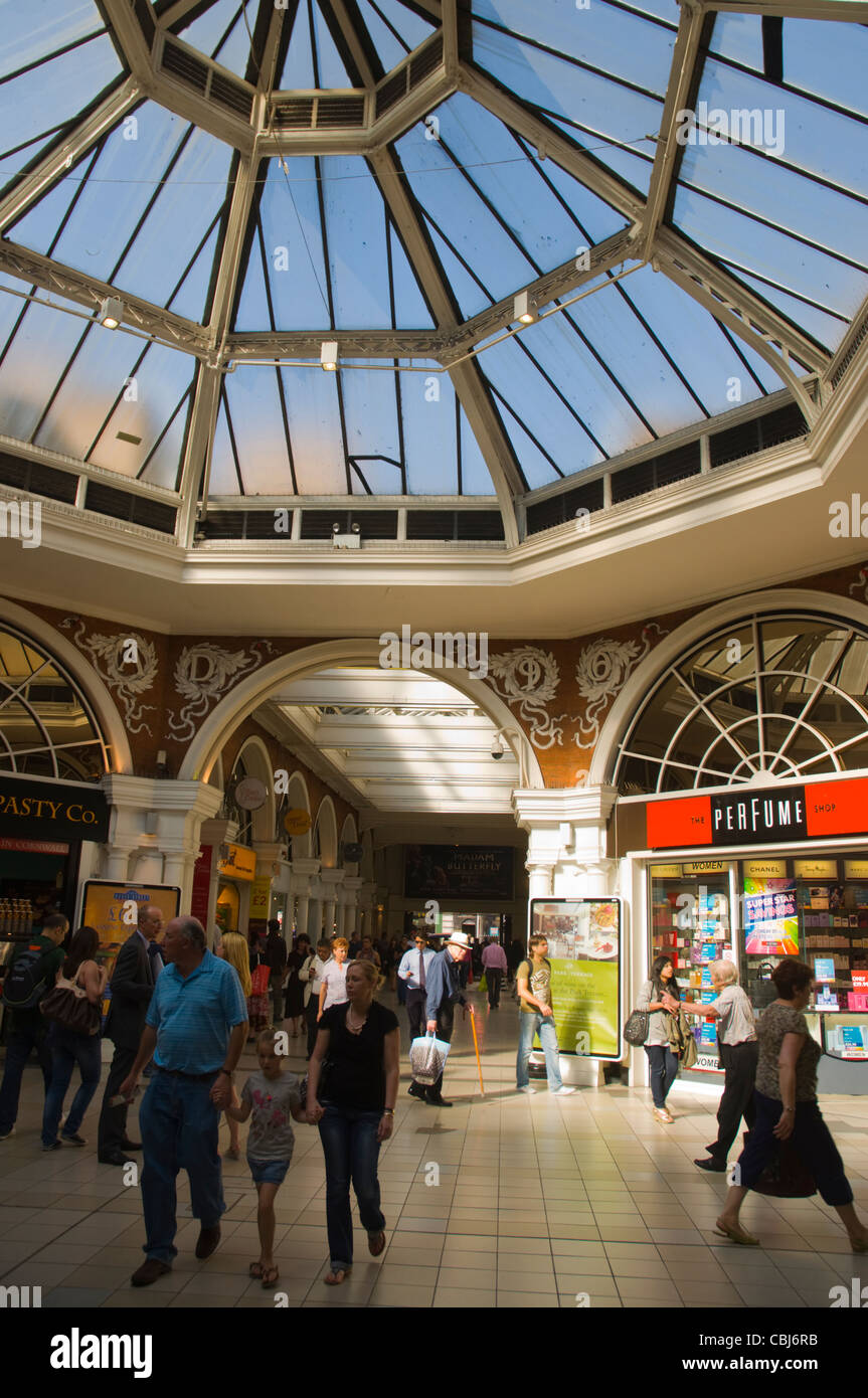 Arcade à Kensington High Street Kensington station de métro West London England UK Europe Banque D'Images