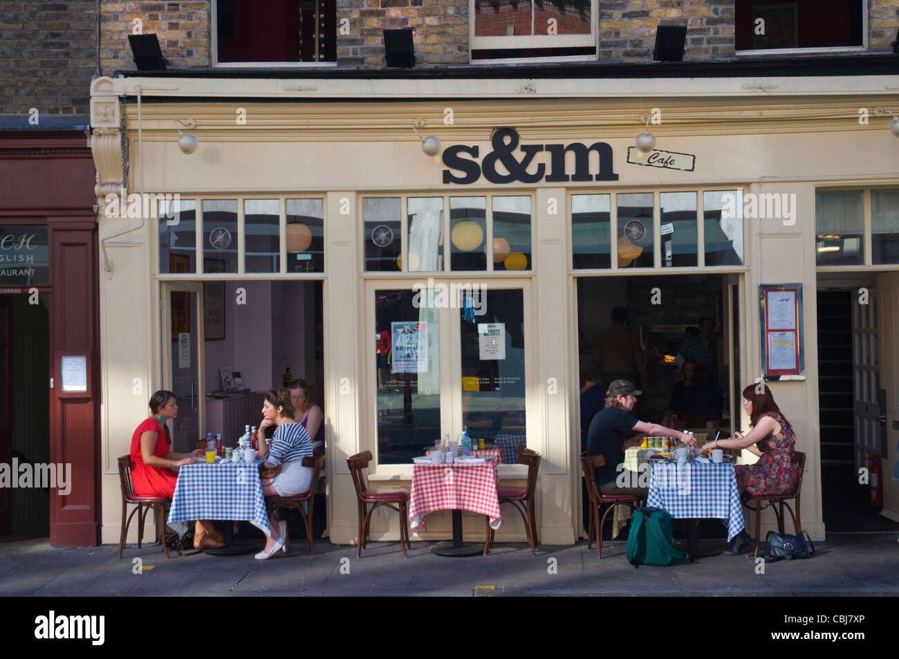 Cafe le long de Brushfield street la Ville le quartier financier London England UK Europe Banque D'Images