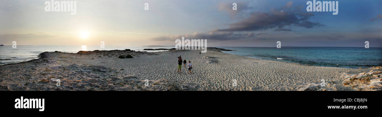 Family on beach playa llevant au coucher du soleil, Ibiza, Baléares, Espagne Banque D'Images