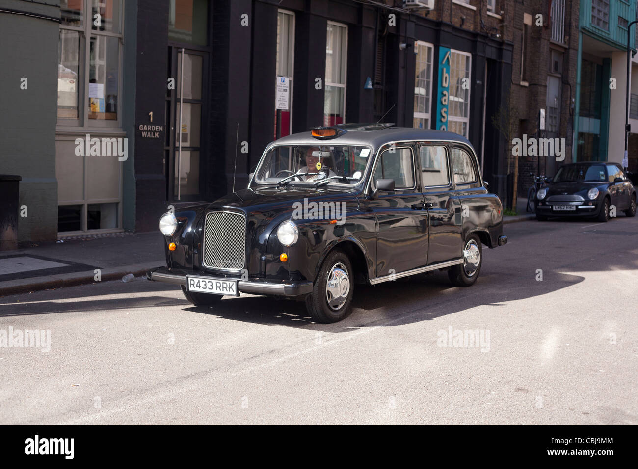 Un taxi noir de Londres attend une course jusqu'à East London Banque D'Images