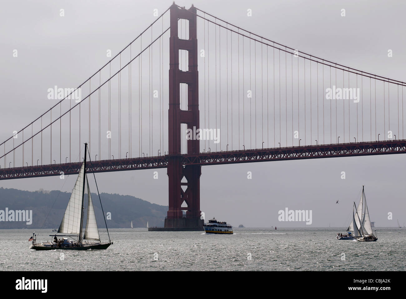 La voile sur le tourisme nautique de la baie de San Francisco Transamerica Pyramid Coit Tower bridge span water bay voilier Banque D'Images La voile sur le tourisme nautique de la baie de San Francisco Transamerica Pyramid Coit Tower bridge span water bay voilier Banque D'Images
