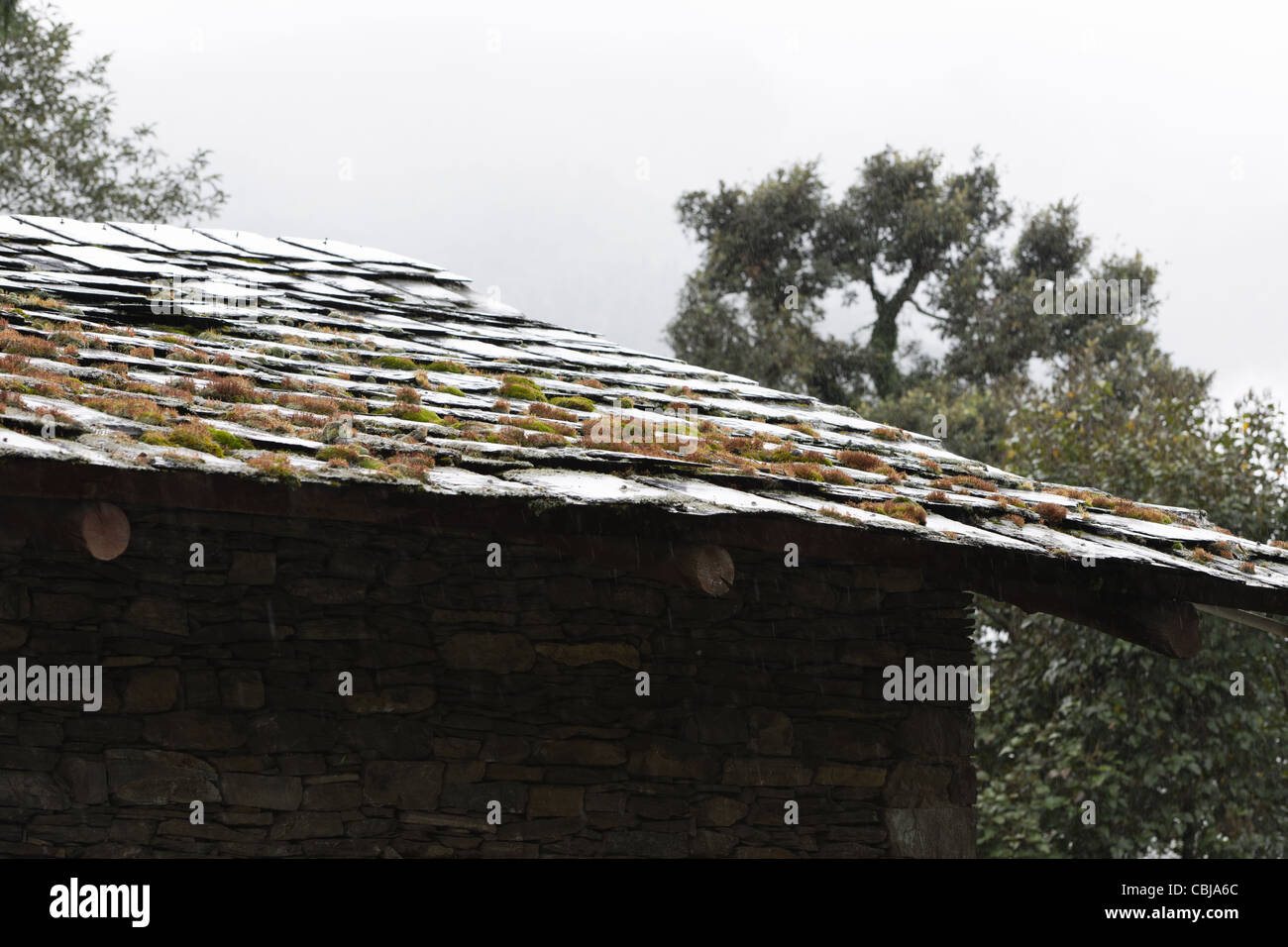 Bâtiment de ferme en pierre et ardoise au Bhoutan Banque D'Images