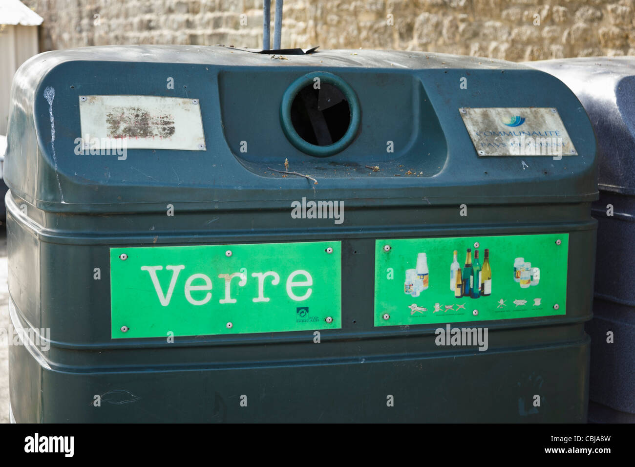 Bac de recyclage pour le verre, France Photo Stock - Alamy
